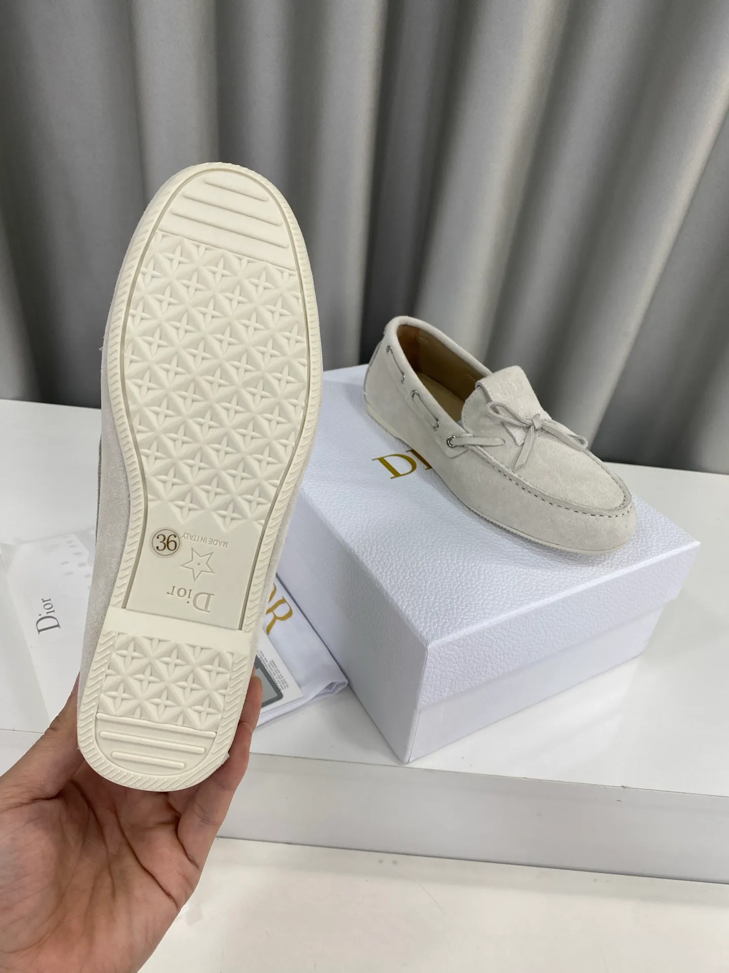👟👟Ex-factory price 480👟👟 Women's shoes Women's clothing "Exclusive top version" DIOR Dior~25vs spring and summer popular casual flat loafer series... A shoe that does not clash with shirts, simple partition design, a spring must-have, can be worn with any pants or skirt, very comfortable and good-looking on the feet... ❶Fabric: Original customized cow suede ❷Inner: Original customized sheepskin ❸Feet: sheepskin ❹Outsole: original molded wear-resistant rubber ❺Number of codes: 35-39 (40 customizations are non-refundable) ❻Packaging: Original full set of packaging ☀Color: 5 colors available simultaneously on the official website